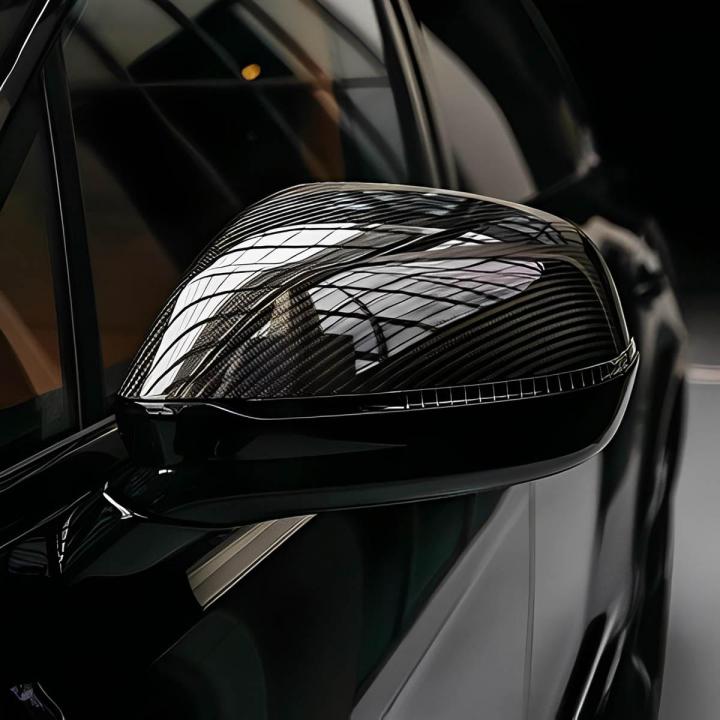 Je crée des pièces automobiles en carbone.